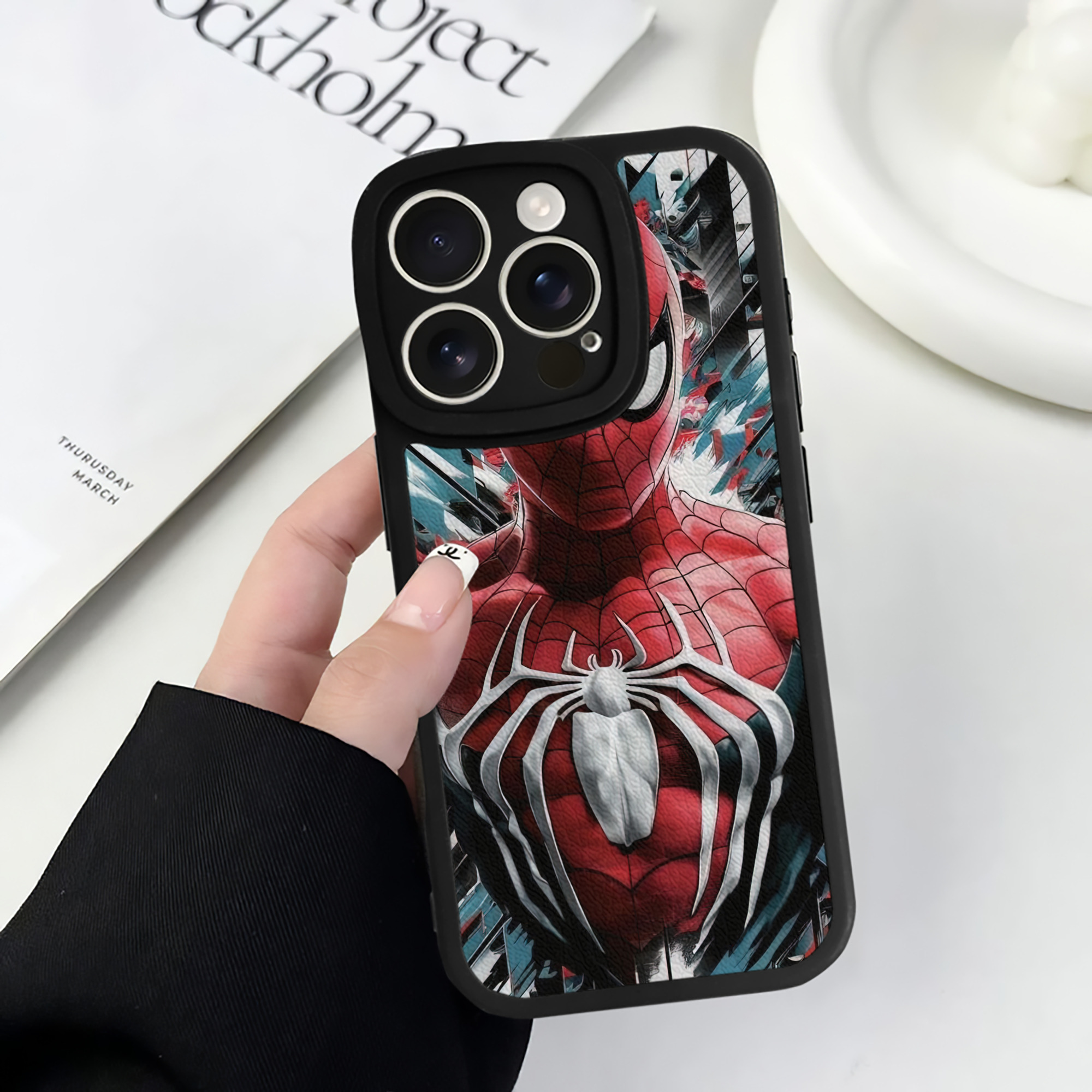 （画像用） Spider Man スパイダーマン 【iPhone 16シリーズ対応】シリコンスマホケース（レザー調） 材質：シリコン